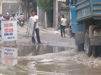 Bao giờ người dân hết sống chung với “ổ gà”?