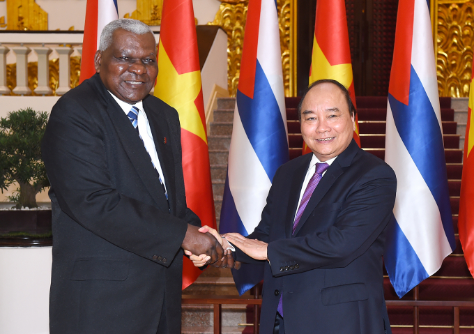 Thủ tướng bắt tay Chủ tịch Qu&ocirc;c hội Cuba.&nbsp;