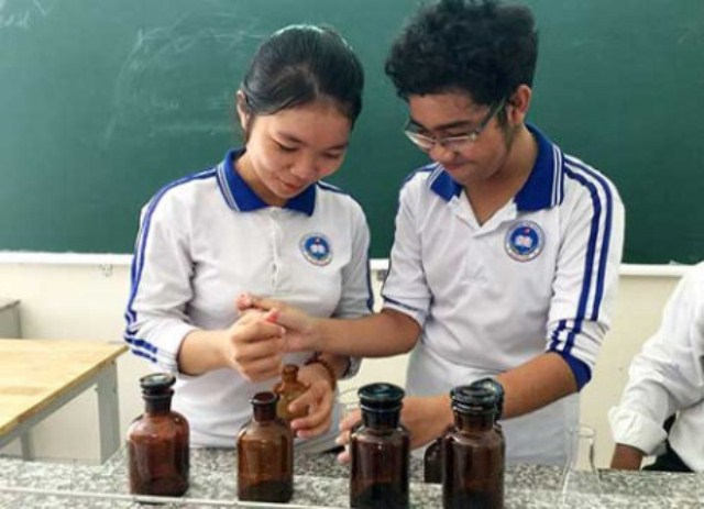 Hai em Hưng v&agrave; Nhi đang chế tạo chất đuổi muỗi.