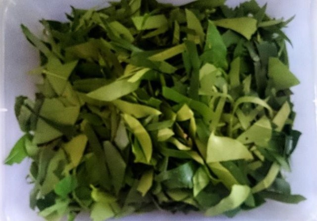 L&aacute; ngũ gia b&igrave; được cắt th&agrave;nh đoạn nhỏ, bỏ cuống.