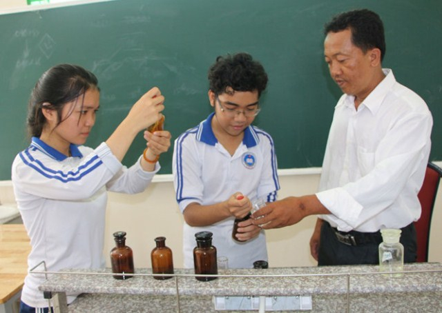 Thầy Phan Văn Nh&acirc;n v&agrave; hai em Uyển Nhi-Vĩnh Hưng.