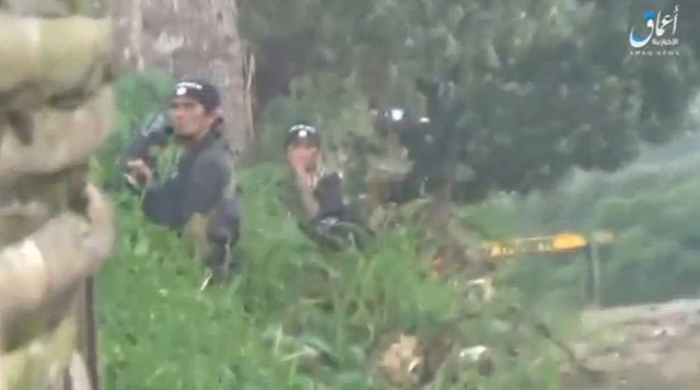 Ảnh chụp c&aacute;c tay s&uacute;ng phiến qu&acirc;n giao tranh với qu&acirc;n đội ch&iacute;nh phủ Philippines trong đoạn video do Amaq c&ocirc;ng bố tr&ecirc;n mạng x&atilde; hội ng&agrave;y 12/6. (Ảnh: Reuters)