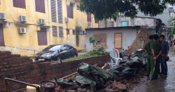Hải Phòng: Mưa lớn làm đổ tường bao, 2 người thương vong