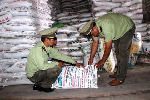 H&agrave;ng loạt doanh nghiệp sản xuất ph&acirc;n b&oacute;n giả bị Bộ N&ocirc;ng nghiệp xử phạt. (Ảnh: Vietnamnet)