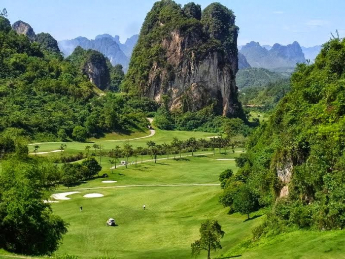 S&acirc;n golf Phượng Ho&agrave;ng, dự &aacute;n điển h&igrave;nh cho những sai phạm của tỉnh H&ograve;a B&igrave;nh.