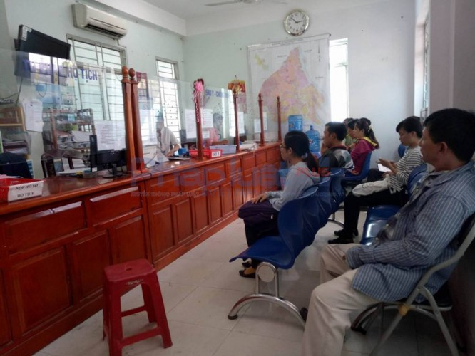 Người d&acirc;n phải xếp h&agrave;ng ngồi đợi l&agrave;m việc.