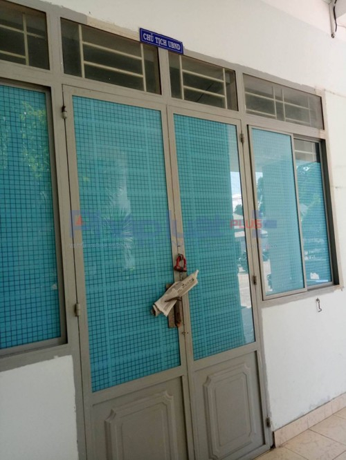 Ph&ograve;ng Chủ tịch UBND phường Phước Long B kh&oacute;a cửa.