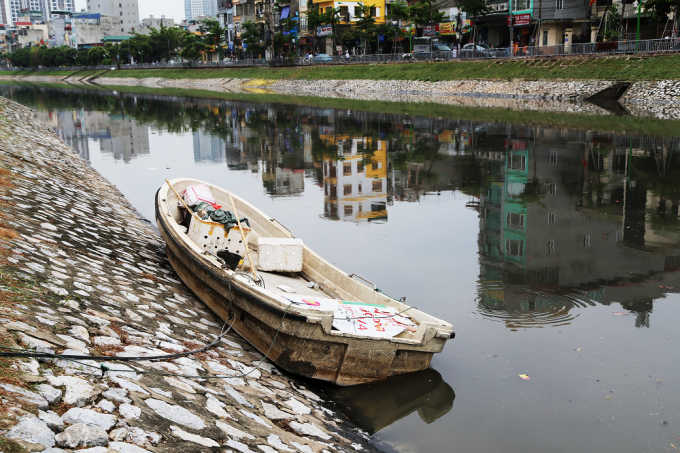 Sau khi dọn dẹp con s&ocirc;ng trở n&ecirc;n th&ocirc;ng tho&aacute;ng hơn, nhưng nước s&ocirc;ng vẫn đen x&igrave; v&agrave; bốc m&ugrave;i h&ocirc;i h&aacute;m nồng nặc khi đi qua con s&ocirc;ng n&agrave;y.