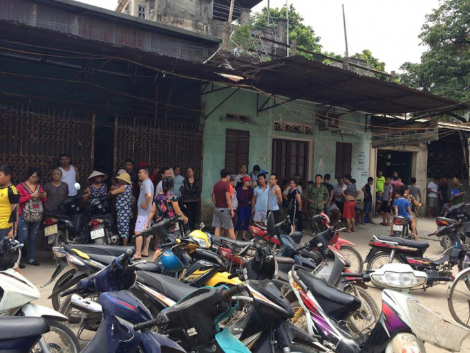 Người d&acirc;n tụ tập nơi xảy ra vụ việc.