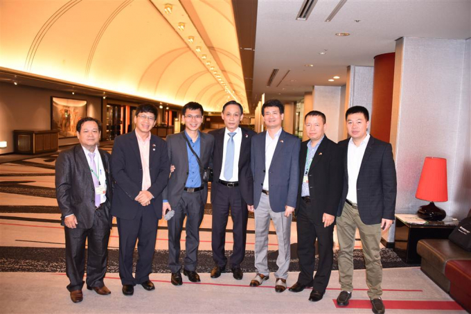 Thứ trưởng Bộ Ngoại giao L&ecirc; Ho&agrave;i Trung chụp ảnh lưu niệm c&ugrave;ng c&aacute;c nh&agrave; b&aacute;o trong chuyến thăm Nhật Bản của Thủ tướng.