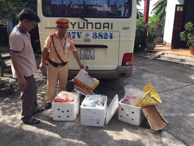 Kiểm tra chiếc xe kh&aacute;ch tổ c&ocirc;ng t&aacute;c ph&aacute;t hiện số lượng lớn sản phẩm động vật kh&ocirc;ng r&otilde; nguồn gốc, xuất xứ.