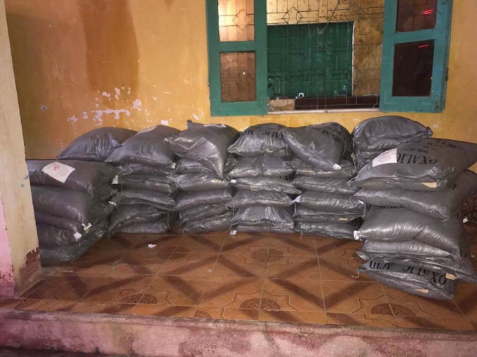 Những bao tải h&oacute;a chất tẩy trắng kh&ocirc;ng c&oacute; giấy tờ hợp lệ được thu giữ tr&ecirc;n xe kh&aacute;ch.