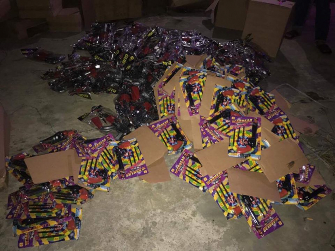 Đồ chơi bạo lực cũng được ph&aacute;t hiện tr&ecirc;n chuyến xe kh&aacute;ch.