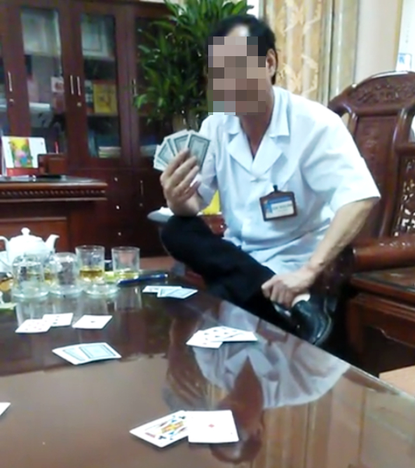 H&igrave;nh ảnh &ocirc;ng Đặng Trung B&igrave;nh, Gi&aacute;m đốc BVĐK huyện Gia Viễn mặc &aacute;o blouse trắng ngồi đ&aacute;nh b&agrave;i ăn tiền bị tung l&ecirc;n mạng x&atilde; hội.