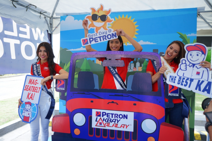 Lệ Hằng v&agrave; d&agrave;n người đẹp Hoa hậu Ho&agrave;n vũ trao học bổng cho trẻ em ngh&egrave;o