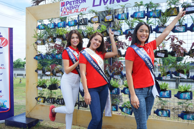 Cựu Hoa hậu Pia Wurtzbach v&agrave; &Aacute; hậu Lệ Hằng c&ugrave;ng vui vẻ nắm tay nhau c&ugrave;ng t&aacute;i hiện gi&acirc;y ph&uacute;t c&ocirc;ng bố hoa hậu quen thuộc tại c&aacute;c kỳ Miss Universe.&nbsp;