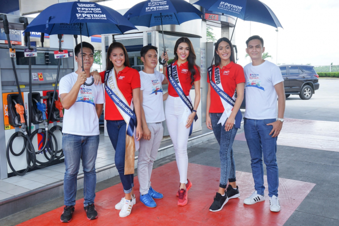 Lệ Hằng v&agrave; d&agrave;n người đẹp Hoa hậu Ho&agrave;n vũ trao học bổng cho trẻ em ngh&egrave;o