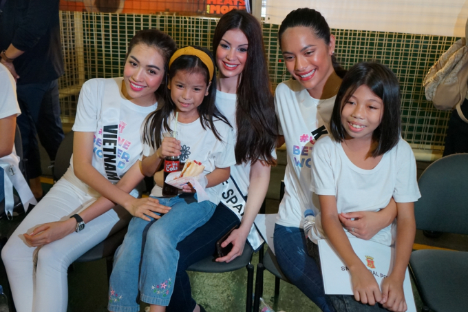 Lệ Hằng v&agrave; d&agrave;n người đẹp Hoa hậu Ho&agrave;n vũ trao học bổng cho trẻ em ngh&egrave;o