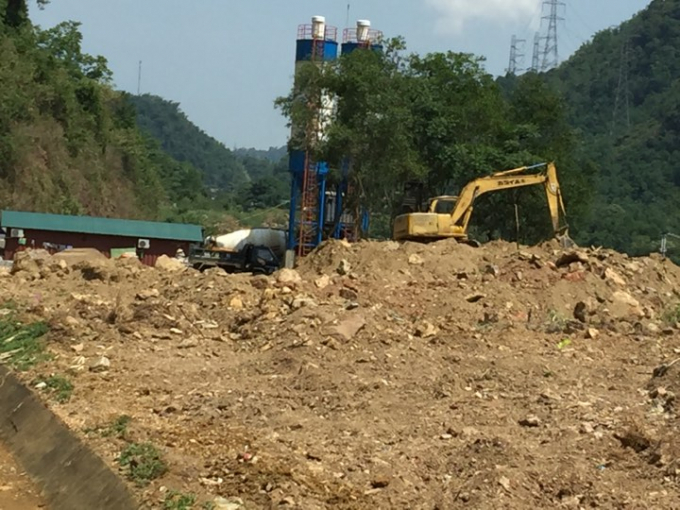 B&atilde;i đất đang san ủi của &ocirc;ng H&agrave; Quang D&iacute;nh, Ch&aacute;nh &aacute;n T&ograve;a &aacute;n nh&acirc;n d&acirc;n tỉnh cạnh trạm trộn b&ecirc; t&ocirc;ng.