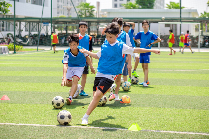 Trại h&egrave; Vinschool c&oacute; nhiều hoạt động thể thao gi&uacute;p học sinh vui chơi, r&egrave;n luyện thể lực.