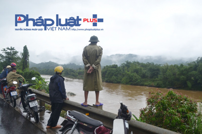 Lực lượng chức năng đang ra sức t&igrave;m kiếm 2 bố con &ocirc;ng Tri. (ảnh: Ph&agrave;n Gi&agrave;o Họ)