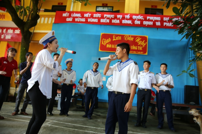 Sơn Ca trở lại c&ugrave;ng Việt Quang biểu diễn phục vụ c&aacute;c chiến sĩ Trường Sa