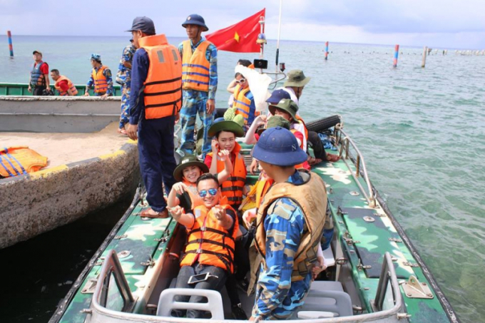 D&ugrave; kh&oacute; khăn nhưng Việt Quang nghĩ so với c&aacute;c anh em chiến sĩ hay b&agrave; con ngo&agrave;i hải đảo th&igrave; kh&oacute; khăn của m&igrave;nh chẳng l&agrave; g&igrave;.