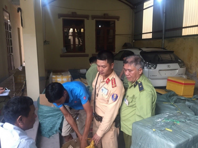 H&agrave;ng lậu được kiểm tra v&agrave; đưa về trụ sở cơ quan chức năng.