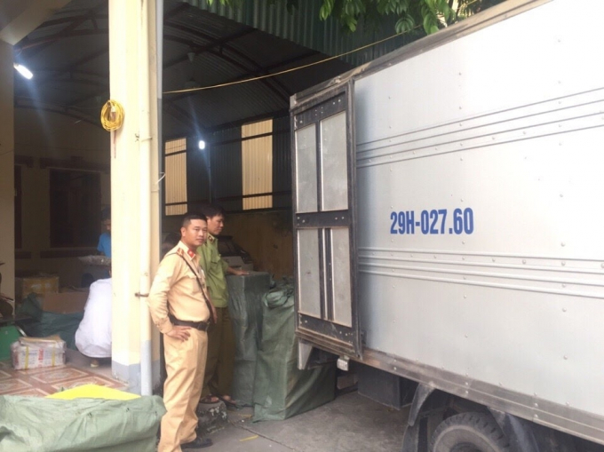 Số lượng h&agrave;ng h&oacute;a đang được b&agrave;n giao cho lực lượng QLTT.