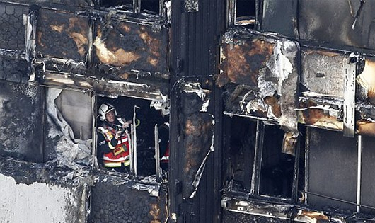 Khoảnh khắc khi mảnh vỡ đang ch&aacute;y rơi ra từ t&ograve;a th&aacute;p Grenfell.