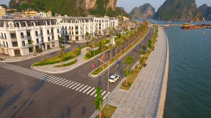 Vinhomes Dragon Bay sở hữu địa thế đắc địa &ldquo;tựa sơn, hướng thuỷ&rdquo; b&ecirc;n vịnh Hạ Long.