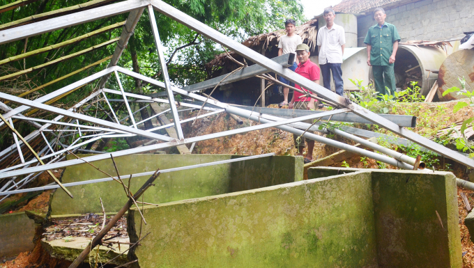 Chuồng lợn của gia đ&igrave;nh anh Nguyễn Hữu Th&aacute;i mới l&agrave;m chưa kịp nu&ocirc;i đ&atilde; bị nước s&ocirc;ng &ldquo;nuốt chửng&rdquo;.