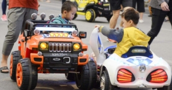 [Clip]: Người phụ nữ "sôi máu" khi CA TP Hà Long thu giữ xe đồ chơi của cháu mình