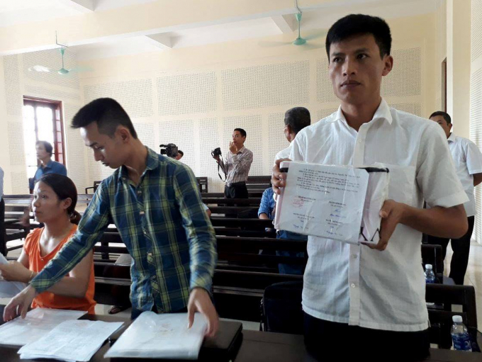 &Ocirc;ng Trần Tử Cường mang hộp h&oacute;a đơn bị ni&ecirc;m phong đến t&ograve;a.