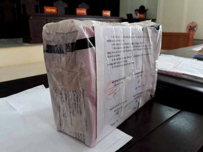 Cho rằng việc bị Chi cục thuế ni&ecirc;m phong h&oacute;a đơn g&acirc;y ảnh hưởng đến qu&aacute; tr&igrave;nh hoạt động kinh doanh của doanh nghiệp n&ecirc;n &ocirc;ng Trường đ&atilde; khởi kiện ra t&ograve;a y&ecirc;u cầu bồi thường hơn 23 tỷ đồng.