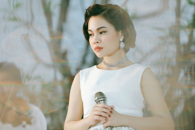 Giang Hồng Ngọc h&oacute;a qu&yacute; c&ocirc; cổ điển đ&agrave;i c&aacute;c trong MV nhạc xưa