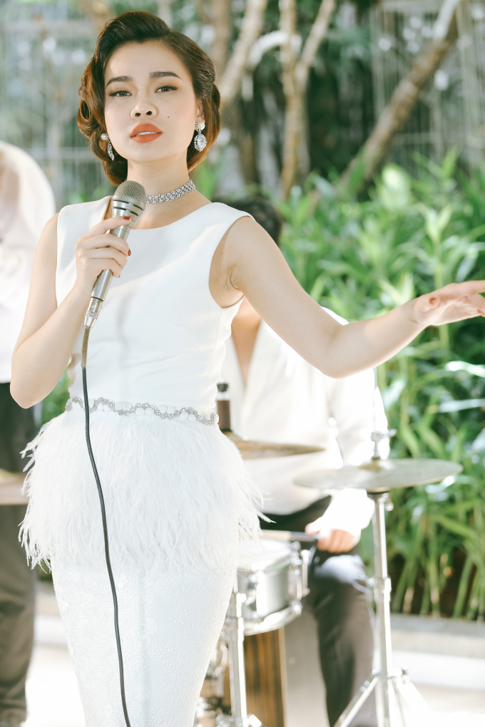 &nbsp;Giang Hồng Ngọc đ&atilde; chọn c&aacute;ch h&aacute;t acoustic, đơn giản đầy cảm x&uacute;c thể hiện b&agrave;i h&aacute;t n&agrave;y.