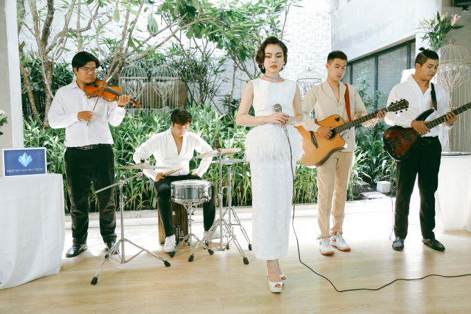 Giang Hồng Ngọc h&oacute;a qu&yacute; c&ocirc; cổ điển đ&agrave;i c&aacute;c trong MV nhạc xưa