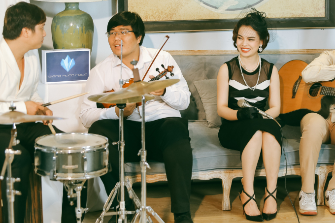 Giang Hồng Ngọc h&oacute;a qu&yacute; c&ocirc; cổ điển đ&agrave;i c&aacute;c trong MV nhạc xưa