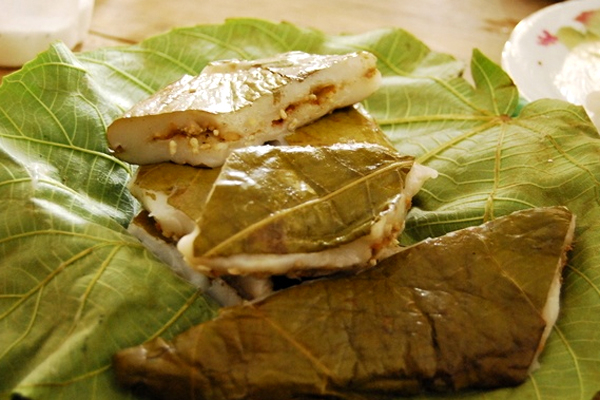 Khi b&aacute;nh ch&iacute;n người ta thường cắt từng miếng nhỏ vu&ocirc;ng vức b&agrave;y ra đĩa. L&aacute; vả được chọn để bọc b&aacute;nh n&ecirc;n lấy l&aacute; non, khi ăn sẽ ăn lu&ocirc;n l&aacute; vả đ&oacute;, cảm gi&aacute;c man m&aacute;t, c&oacute; lợi trong việc thanh nhiệt. (Ảnh:&nbsp;Tinker)