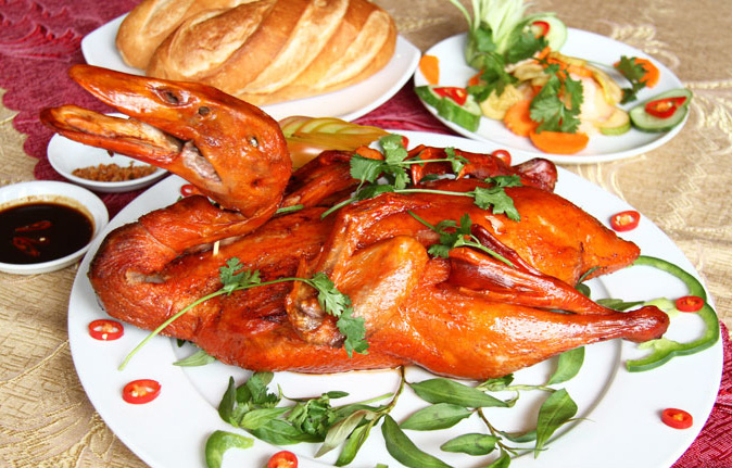 Với sự tinh tế v&agrave; s&aacute;ng tạo của m&igrave;nh, người Việt ta đ&atilde; cải bi&ecirc;n v&agrave; chế biến lại th&agrave;nh m&oacute;n vịt quay 7 vị cho ph&ugrave; hợp với khẩu vị của người Việt Nam, v&agrave; từ đ&oacute;, m&oacute;n vịt quay 7 vị trở th&agrave;nh đặc sản của v&ugrave;ng n&uacute;i Cao Bằng ng&agrave;y nay.