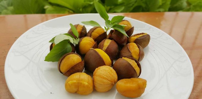 &nbsp;Hạt dẻ rang l&agrave; m&oacute;n ăn vặt th&uacute; vị khi trời se lạnh. Thường người ta d&ugrave;ng c&aacute;t để rang sẽ l&agrave;m hạt ch&iacute;n đều v&agrave; kh&ocirc;ng bị ch&aacute;y.&nbsp;