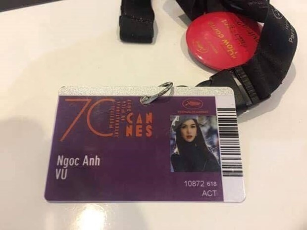 X&eacute;t ra, sự xuất hiện của c&ocirc; n&agrave;ng chỉ như một kh&aacute;ch h&agrave;ng đi tham quan hội chợ