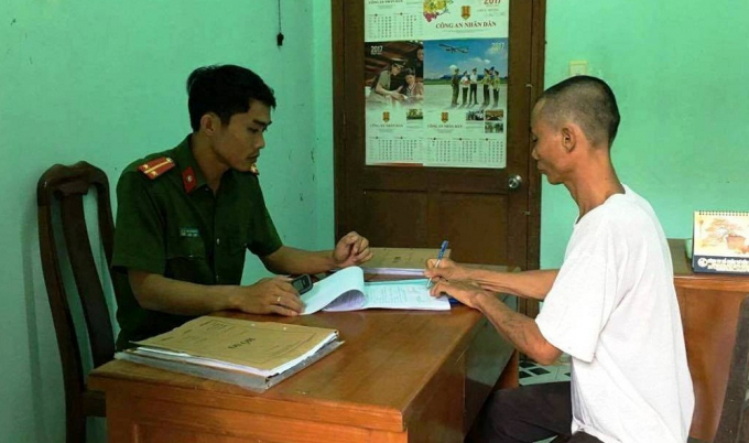 Đối tượng Tỉnh (&aacute;o trắng) tại cơ quan điều tra. Ảnh: CTV.