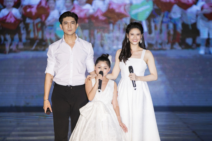 Tim - Trương Quỳnh Anh v&agrave; b&eacute; Kh&aacute;nh Ngọc thể hiện ca kh&uacute;c Cho con tuổi thơ.&nbsp;