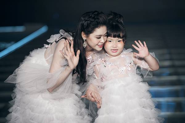 &nbsp;Cặp đ&ocirc;i đ&atilde; c&ugrave;ng nắm tay b&eacute; Sushi v&agrave; b&eacute; L&ecirc; Tr&agrave; Mi (b&eacute; B&ocirc;ng) &ndash; ch&aacute;u NTK L&ecirc; Minh Ngọc mở m&agrave;n cho BST của Thảo Nguyễn đầy cuốn h&uacute;t.