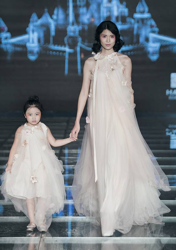 Tuần lễ thời trang trẻ em VN 2017: Tim &ndash; Trương Quỳnh Anh dắt tay b&eacute; Sushi v&agrave; b&eacute; B&ocirc;ng tr&igrave;nh diễn mở m&agrave;n