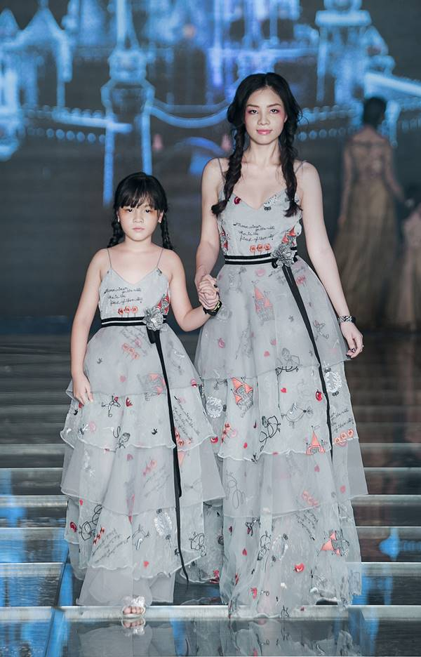Tuần lễ thời trang trẻ em VN 2017: Tim – Trương Quỳnh Anh dắt tay bé Sushi và bé Bông trình diễn mở màn