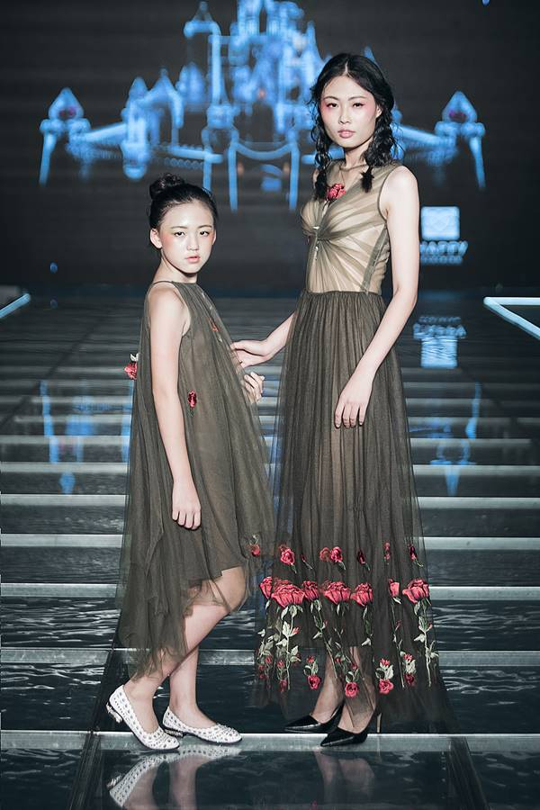 Tuần lễ thời trang trẻ em VN 2017: Tim &ndash; Trương Quỳnh Anh dắt tay b&eacute; Sushi v&agrave; b&eacute; B&ocirc;ng tr&igrave;nh diễn mở m&agrave;n