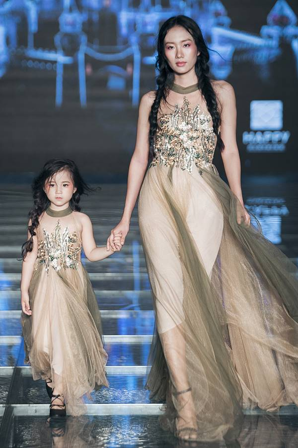 Tuần lễ thời trang trẻ em VN 2017: Tim &ndash; Trương Quỳnh Anh dắt tay b&eacute; Sushi v&agrave; b&eacute; B&ocirc;ng tr&igrave;nh diễn mở m&agrave;n
